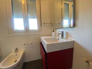 ein Badezimmer mit Waschbecken, Spiegel und Toilette in der Unterkunft Casa Rosiña in Campo Lameiro