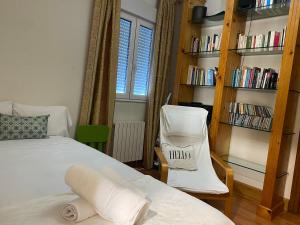 ein Schlafzimmer mit einem Bett und einem Bücherregal in der Unterkunft Casa Rosiña in Campo Lameiro