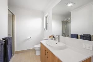 Et badeværelse på Two Queen BR - Modern & Moments from the city! + 7 billeder