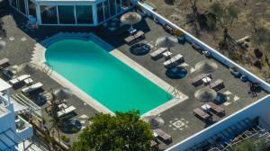 アクロティリにあるCaldera Romantica Hotelのスイミングプール(長椅子付)のオーバーヘッドビュー