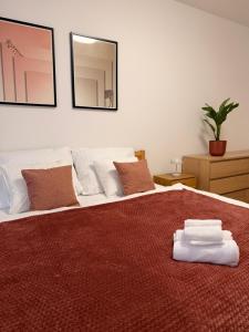 En eller flere senge i et værelse på Luxury Downtown Apartment Bratislava