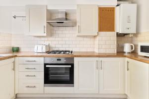 Køkken eller tekøkken på Charming 2-Bed House Purley Station