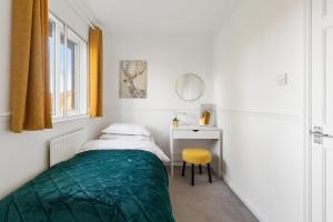 En eller flere senge i et værelse på Charming 2-Bed House Purley Station