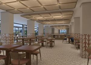 een eetkamer met tafels en stoelen en ramen bij Barceló Roma in Rome