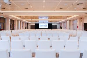 een lege kamer met witte stoelen en een podium bij Barceló Roma in Rome +44 foto's