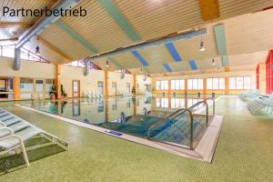 una grande piscina in un grande edificio di Haus Carinthia a Pettneu am Arlberg
