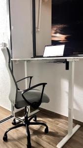 una scrivania con sedia e un computer portatile di AlaMar Cala Mijas Relax Premium Panoramic Sea Views SemiPenthouse a La Cala de Mijas