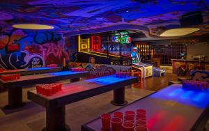 una stanza con tre tavoli e una sala giochi di Oaks Ibn Battuta Gate Dubai a Dubai Altre 41 foto