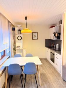 una cucina e una sala da pranzo con tavolo e sedie di Ferienwohnung Schöntal 1 a Ludwigswinkel