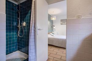 Et badeværelse på La Maison et son jardin clos + 13 billeder