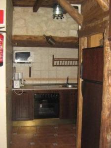 een keuken met een spoelbak en een koelkast bij Casa del Herrador I in Carrascal del Río