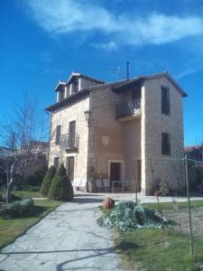 een groot bakstenen huis met een oprit ervoor bij Casa del Herrador I in Carrascal del Río