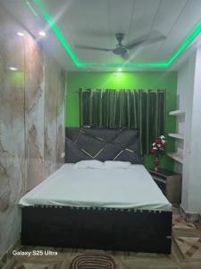 En eller flere senge i et værelse på RR Paying Guest