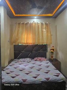 En eller flere senge i et værelse på RR Paying Guest