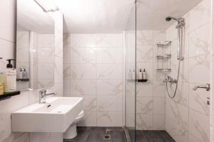 un bagno con lavandino e doccia di Houseloft Bianca Vision a Salonicco