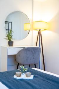 una camera con tavolo, sedia e specchio di Houseloft Bianca Vision a Salonicco