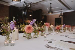 uma mesa com vasos cheios de flores em Fermain Valley Hotel em St Peter Port mais 81 fotografias