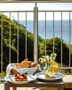 uma mesa com um prato de pão e uma tigela de comida em Fermain Valley Hotel em St Peter Port