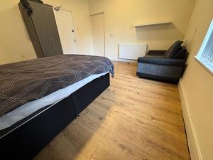 En eller flere senge i et værelse på Cosy and warm large double bedroom