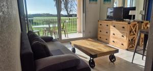 Et tv og/eller underholdning på Amouvera C14, T2 vue mer, piscine, clim, parking