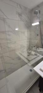 Et badeværelse på Amouvera C14, T2 vue mer, piscine, clim, parking + 21 billeder