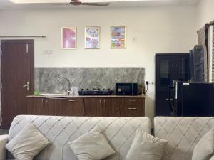 Køkken eller tekøkken på 2BHK Farmhouse with Pool & Garden - Noida Best Farm BBQ, Bonfire, BYOB, Private Party, Music System, Pet Friendly