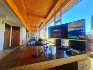 TV/trung tâm giải trí tại Narkanda Heights Rooms +22 ảnh