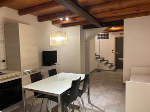 TV a/nebo společenská místnost v ubytování Ancient village