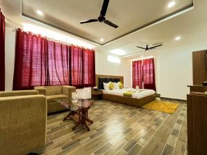 Postel nebo postele na pokoji v ubytování Marina Group of hotel hill view -cricket stadium 9 km-Mcleodganj 2 km- Bhagsunag 4