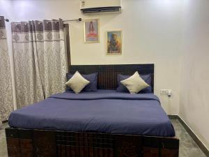 En eller flere senge i et værelse på 2BHK Farmhouse with Pool & Garden - Noida Best Farm BBQ, Bonfire, BYOB, Private Party, Music System, Pet Friendly