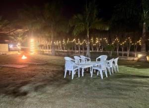 En have udenfor 2BHK Farmhouse with Pool & Garden - Noida Best Farm BBQ, Bonfire, BYOB, Private Party, Music System, Pet Friendly