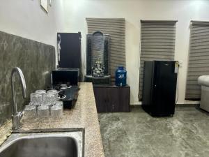 Køkken eller tekøkken på 2BHK Farmhouse with Pool & Garden - Noida Best Farm BBQ, Bonfire, BYOB, Private Party, Music System, Pet Friendly + 25 billeder