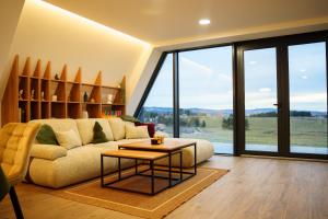 Posezení v ubytování The Sky Hill - luxury chalet