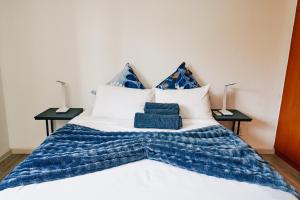 Postel nebo postele na pokoji v ubytování Eli Eli Luxury Suites