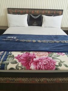 Giường trong phòng chung tại Hotel Eleven J +14 ảnh