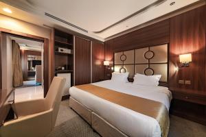 Postel nebo postele na pokoji v ubytování Sunday Red Sea Fountain Alhamra Formerly Vivid Plaza Hotel