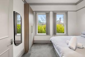 Giường trong phòng chung tại Heart of Reading Hideaway 3BR | Parking