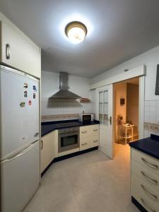 Sol De Tahona في كارمونا: مطبخ مع ثلاجة وموقد الفرن العلوي