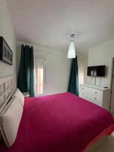 Sol De Tahona في كارمونا: غرفة نوم بسرير كبير مع بطانية ارجوانية +12 صورة