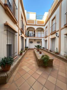 Sol De Tahona في كارمونا: ساحة فارغة لمبنى به نباتات الفخار