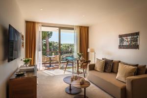 ein Wohnzimmer mit Sofa und Tisch in der Unterkunft Boutique Hotel Alhambra in Mali Lošinj