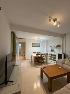 Sol De Tahona في كارمونا: غرفة معيشة بها أريكة وطاولة