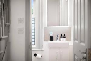 Phòng tắm tại Heart of Reading Hideaway 3BR | Parking +10 ảnh