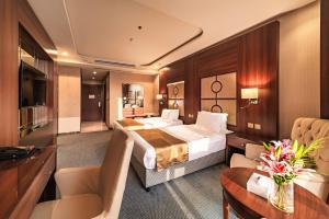 Postel nebo postele na pokoji v ubytování Sunday Red Sea Fountain Alhamra Formerly Vivid Plaza Hotel