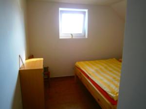 ヴェルケー・ビーロヴィツェにあるPenzion Andreaの小さなベッドルーム(ベッド1台、窓付)