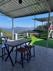 Cảnh núi rừng hoặc tầm nhìn ra núi từ chỗ nghỉ nhà dân