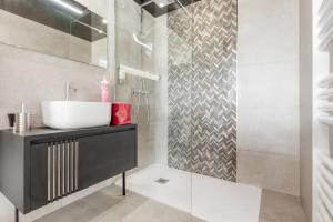 a bathroom with a sink and a shower at Village Naturiste R4N - Le Bocca Port Nature Coursive Luxe in Cap d'Agde