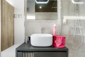a bathroom with a sink and a shower at Village Naturiste R4N - Le Bocca Port Nature Coursive Luxe in Cap d'Agde