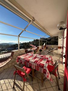 En balkon eller terrasse på Il Terrazzo di Anna