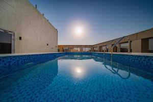 Bazén v ubytování Sunday Red Sea Fountain Alhamra Formerly Vivid Plaza Hotel nebo v jeho okolí